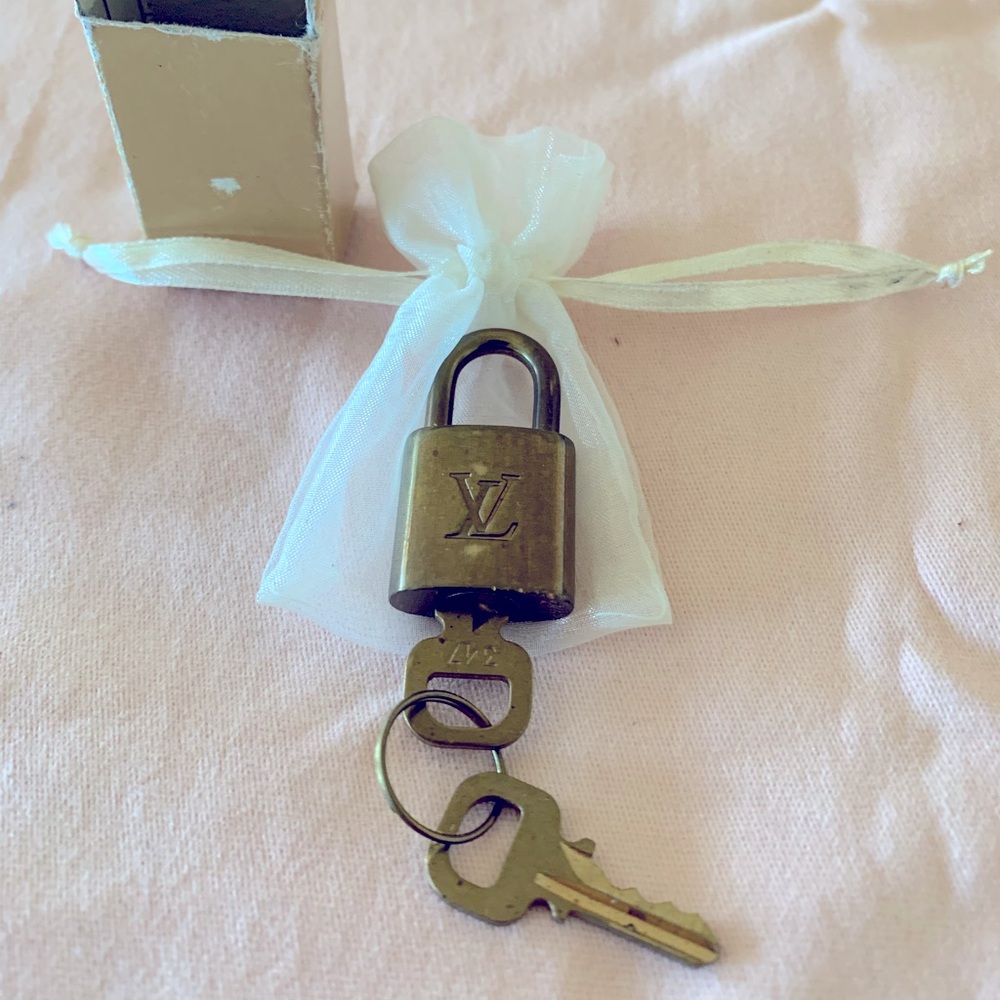 Luis Vuitton Padlock 347 with 2 Keys